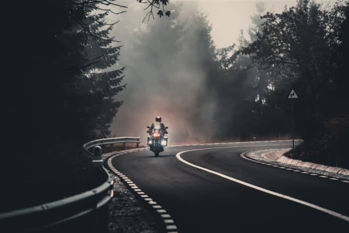 moto sur une route dans la forêt 