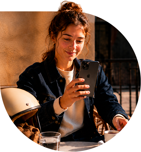Motarde qui obtient son devis d'assurance sur WhatsApp