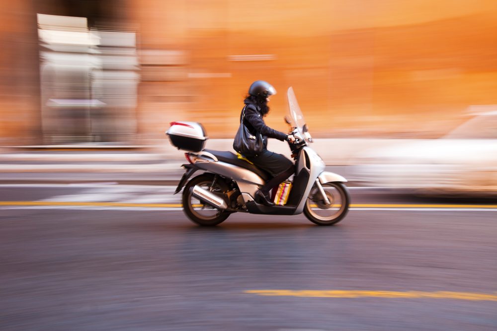 femme-roulant-en-scooter