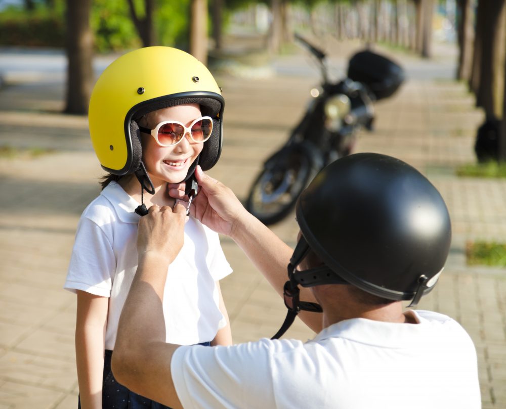 Rouler à moto ou à scooter avec son enfant : quelles précautions