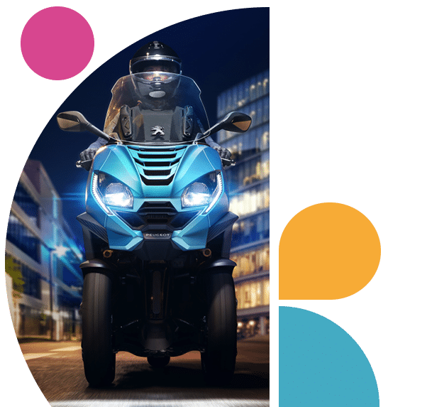 scooter-peugeot-3-roues-metropolis-400cc-bleu-en-ville-de-nuit