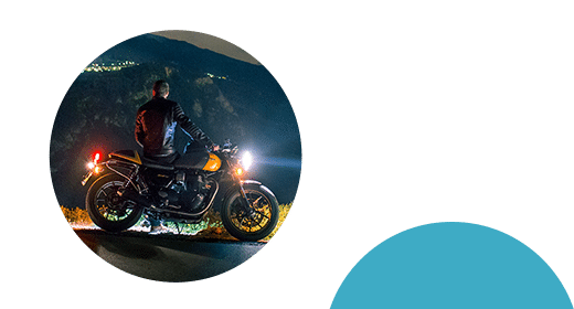 motard-et-sa-moto-arrêtés-dans-la-nuit