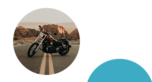 moto-arrêtée-dans-un-paysage-désertique