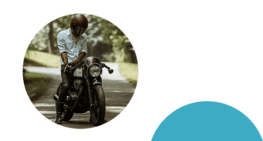 moto-vintage-arrêtée-dans-la-forêt