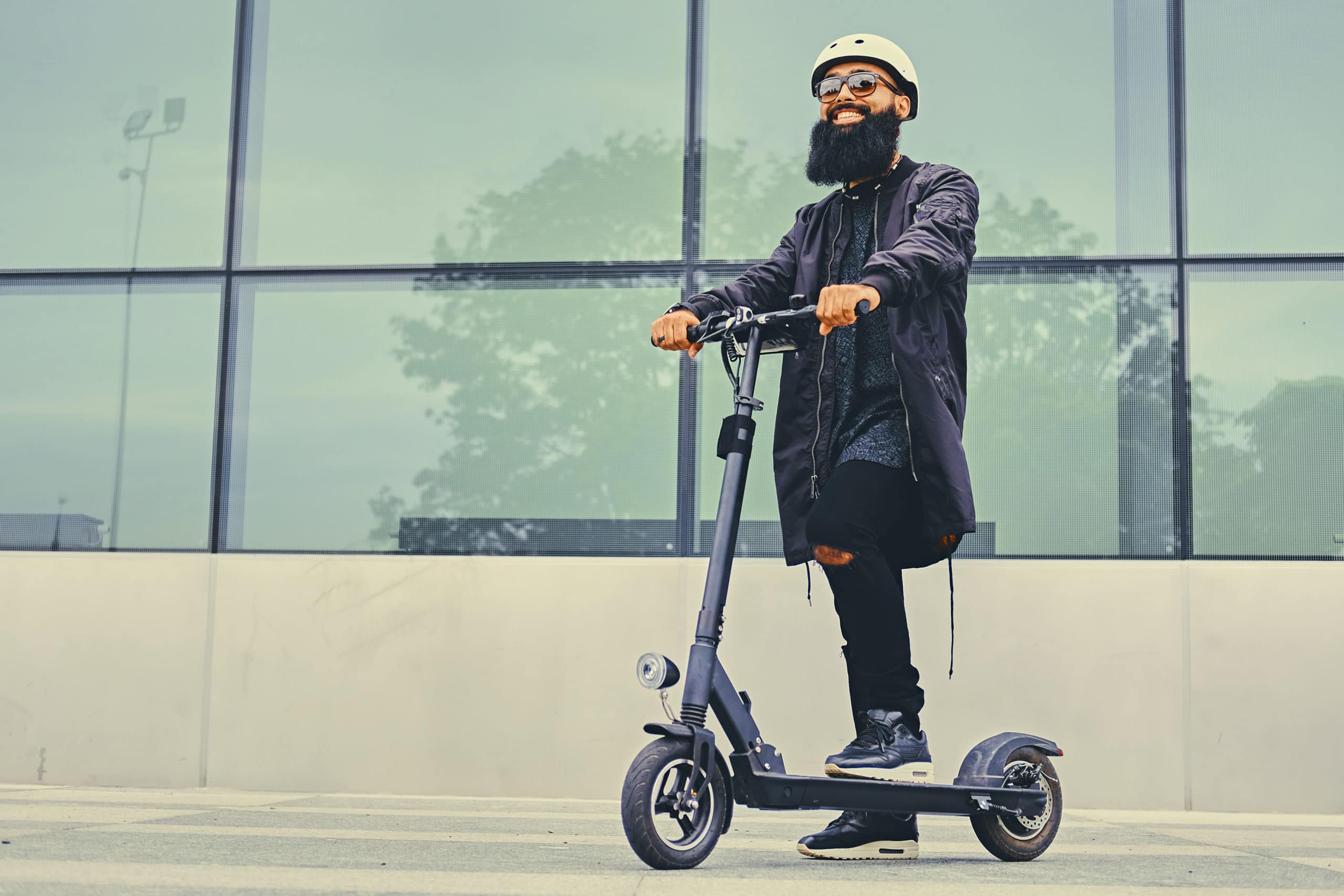 homme sur une trottinette électrique