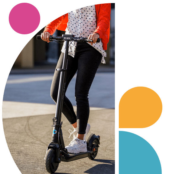 trottinette micro mobility noire avec femme dessus