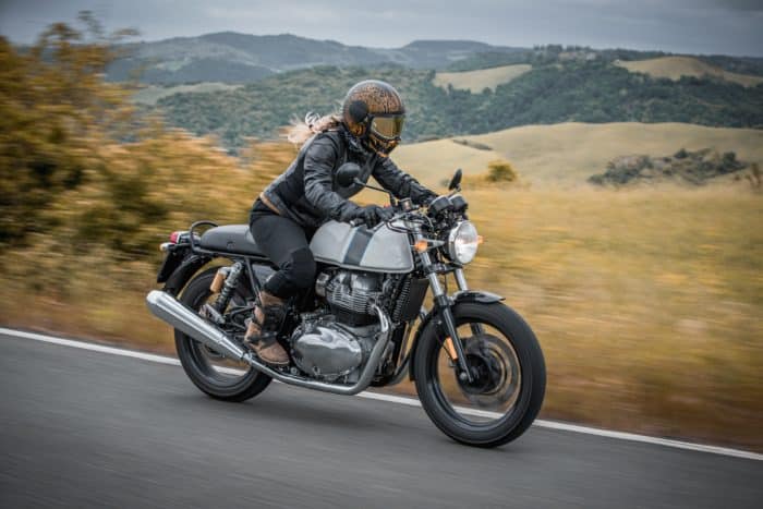 Femme roulant à moto dans la campagne 