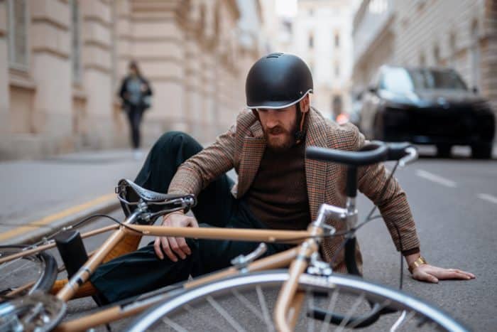 Accident de vélo homme avec casque 