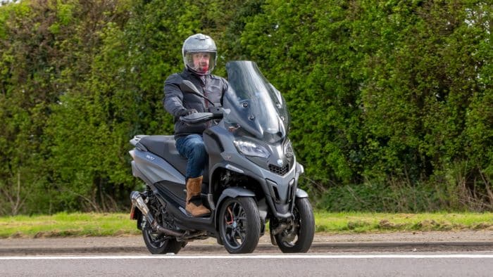 homme sur un tricycle