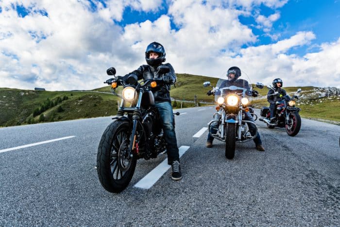 motards sur une route de montagne 