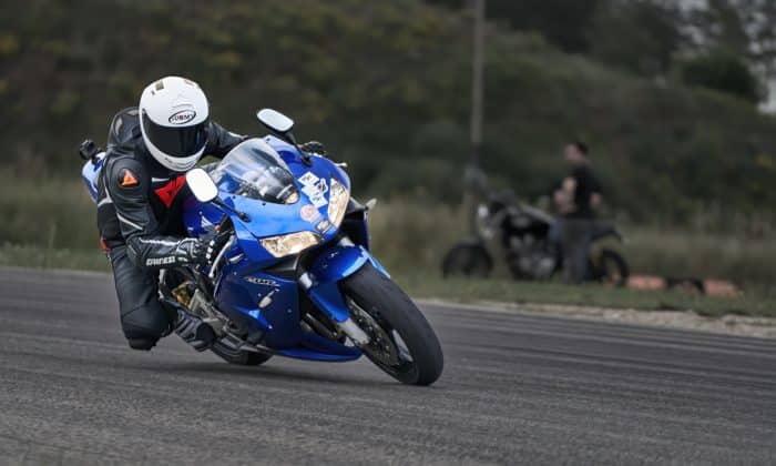 motard sur la route avec une moto bleue 