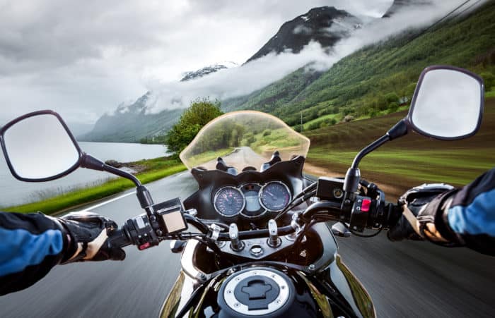 guidon de moto dans la montagne 