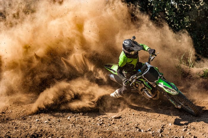 Moto enduro nuage de poussière 