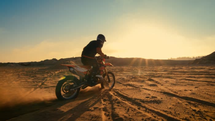 Moto trial dans le désert