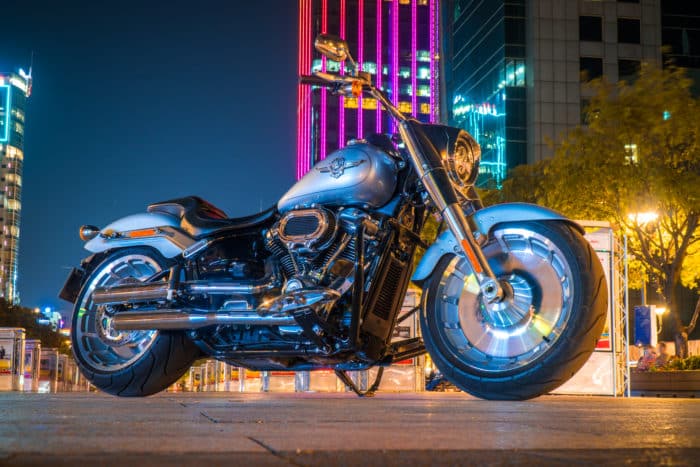 moto custom harley davidson dans la nuit 