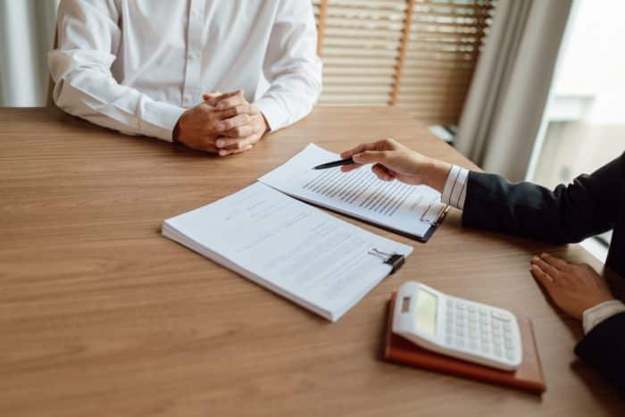 contrat d'assurance en train d'etre signé 