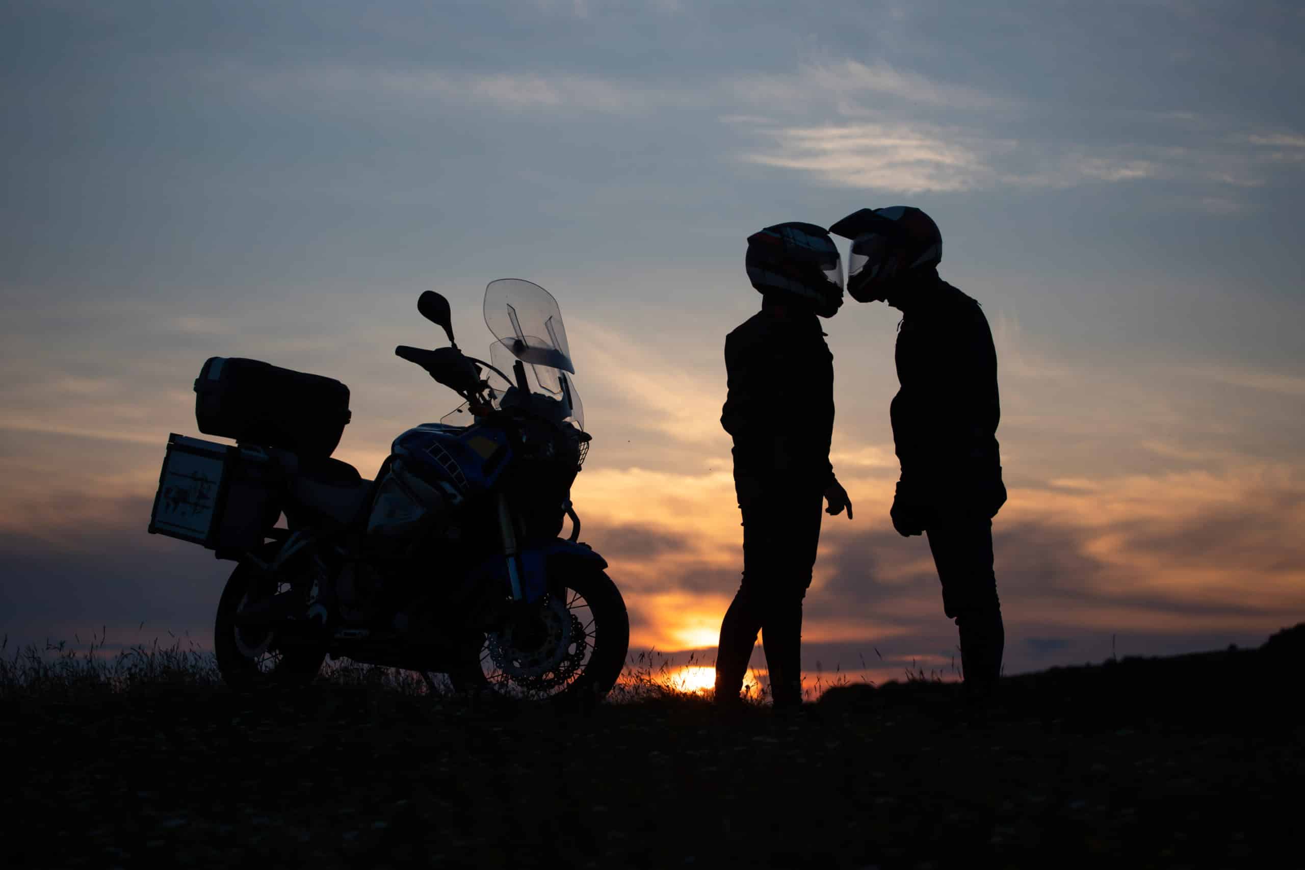 deux motards devant un coucher de soleil
