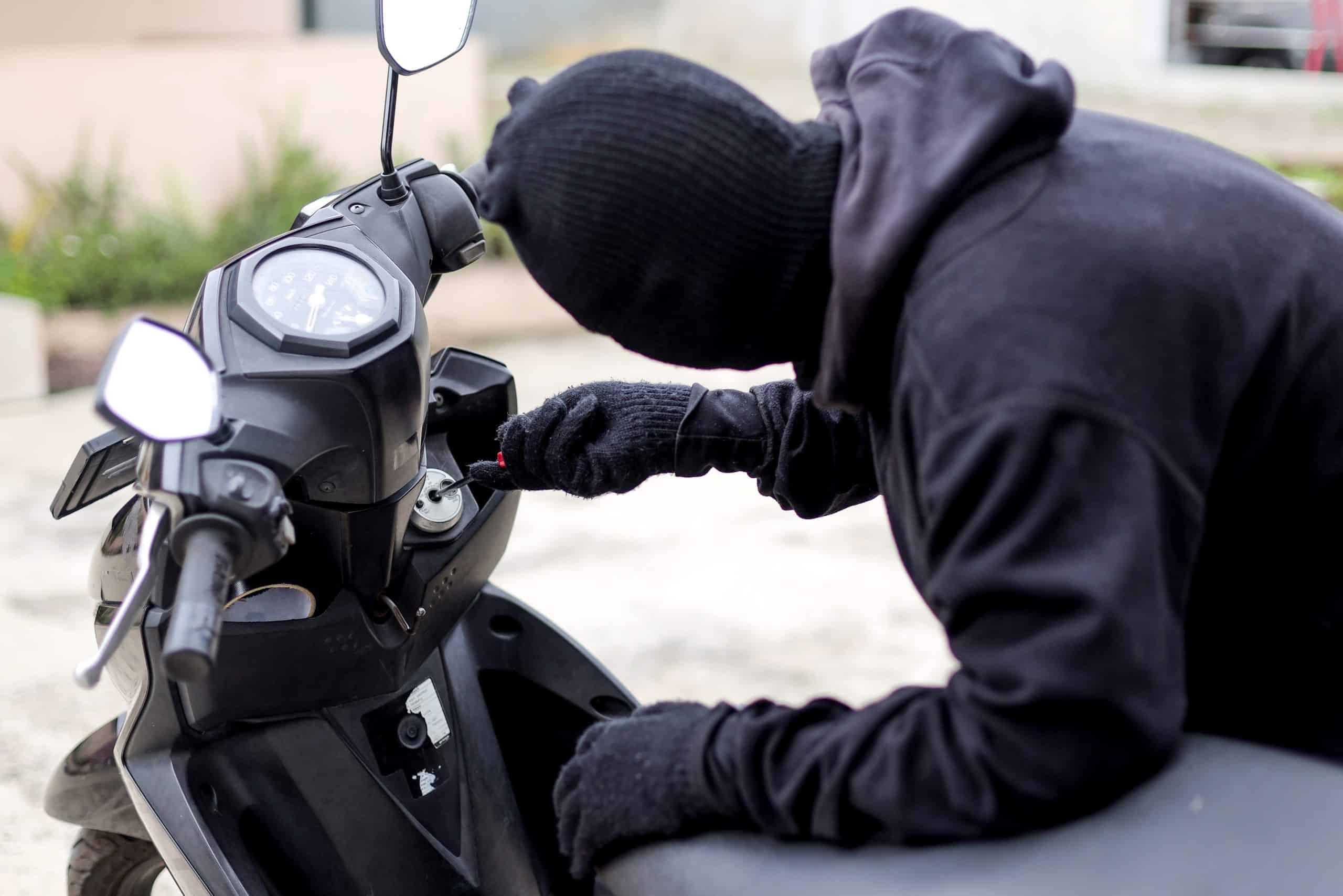 voleur en train de voler un scooter